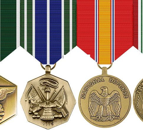 Conjunto de medallas militares y cadena de armas de la g…